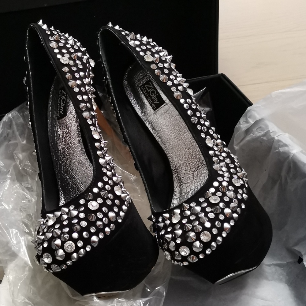 Heels - Picture 2 of 4